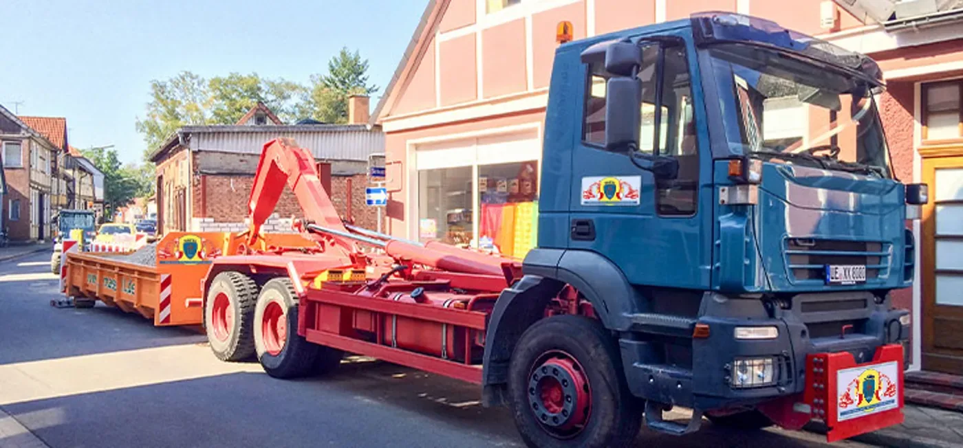 Tieflader mit Baumaschine